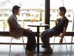 聊天表情仁許與同學2002-10-26咖啡廳攝影拍照2000年至2003年橘園經營時期台中20號倉庫藝術特區藝術村