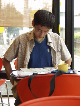 聊天表情閱讀報紙-2002-03-31咖啡廳攝影拍照2000年至2003年橘園經營時期台中20號倉庫藝術特區藝術村