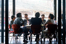 聊天人物傳統相機單張咖啡廳攝影拍照2000年至2003年橘園經營時期台中20號倉庫藝術特區藝術村