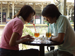 聊天表情真豐富2002-09-22咖啡廳攝影拍照2000年至2003年橘園經營時期台中20號倉庫藝術特區藝術村