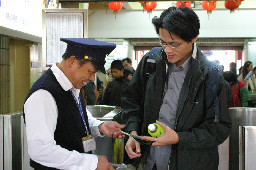 剪票口2005-02-13台中火車站台灣鐵路旅遊攝影