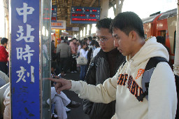 月台交談的旅客2006台中火車站台灣鐵路旅遊攝影