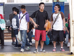月台交談的旅客2006台中火車站台灣鐵路旅遊攝影