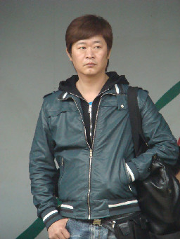 月台旅客特寫2010台中火車站台灣鐵路旅遊攝影