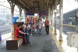 行進中的月台旅客台中火車站台灣鐵路旅遊攝影