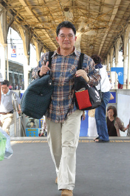 行進中的月台旅客台中火車站台灣鐵路旅遊攝影