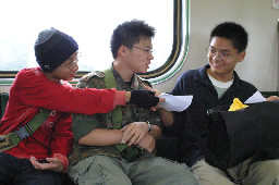 交談旅客(2)2005-04-17街拍帥哥台灣鐵路旅遊攝影