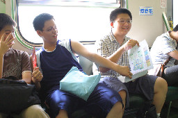 交談的旅客(1)2005-07-02街拍帥哥台灣鐵路旅遊攝影