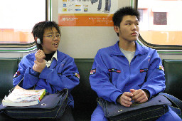 交談的旅客2005-03-18街拍帥哥台灣鐵路旅遊攝影