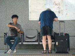 台鐵新烏日火車站月台旅客高鐵台灣鐵路旅遊攝影