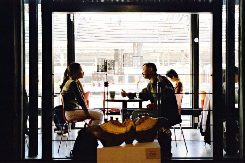台中20號倉庫藝術特區藝術村2000年至2003年橘園經營時期咖啡廳攝影拍照傾聽攝影照片1