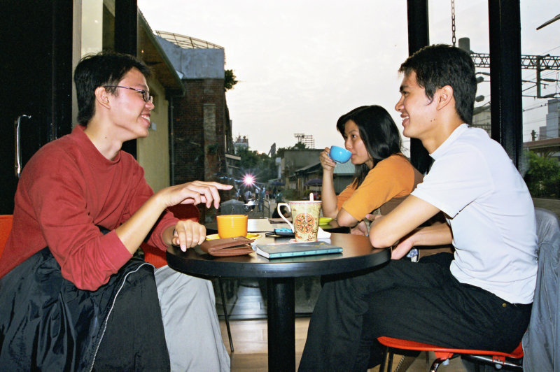 台中20號倉庫藝術特區藝術村2000年至2003年橘園經營時期咖啡廳攝影拍照咖啡廳開幕-網友聚會2000-06-08攝影照片4