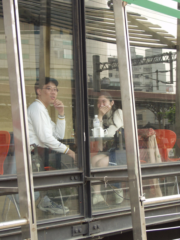 台中20號倉庫藝術特區藝術村2000年至2003年橘園經營時期咖啡廳攝影拍照聊天表情-鐵道2002-03-09攝影照片1