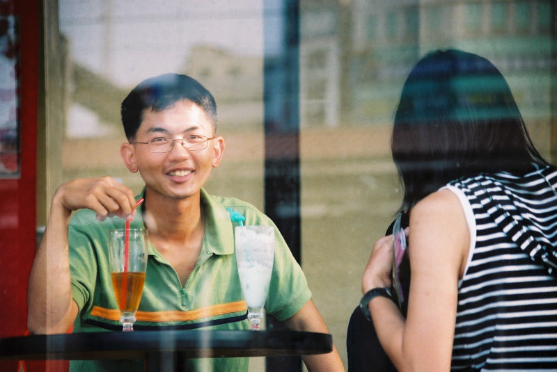 台中20號倉庫藝術特區藝術村2000年至2003年橘園經營時期咖啡廳攝影拍照聊天表情系列-美好的回憶攝影照片1