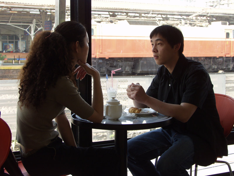 台中20號倉庫藝術特區藝術村2000年至2003年橘園經營時期咖啡廳攝影拍照對話與月台旅客2002-03-02攝影照片1