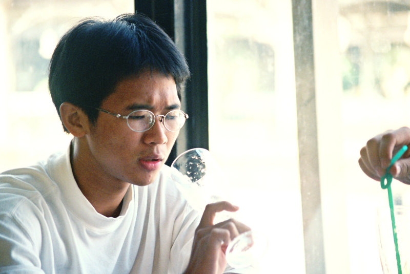 台中20號倉庫藝術特區藝術村2000年至2003年橘園經營時期咖啡廳攝影拍照憂鬱的表情攝影照片2