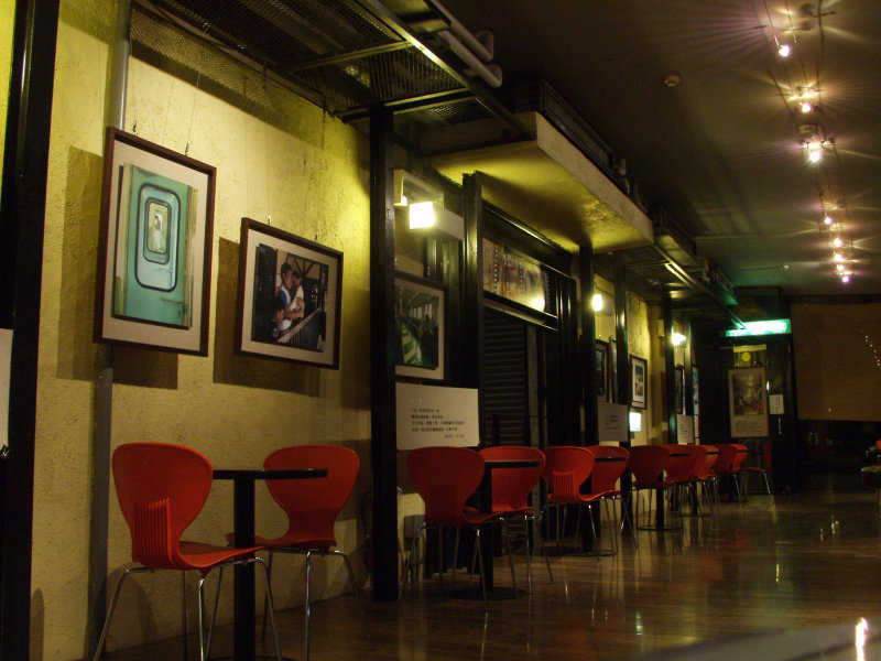 台中20號倉庫藝術特區藝術村2000年至2003年橘園經營時期夜晚的咖啡廳景緻攝影照片1