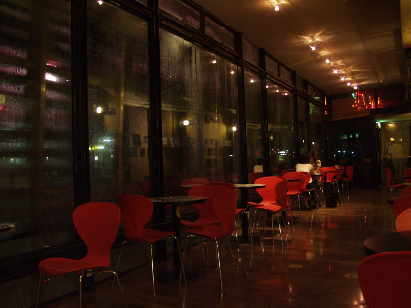 台中20號倉庫藝術特區藝術村2000年至2003年橘園經營時期夜晚的咖啡廳景緻攝影照片16