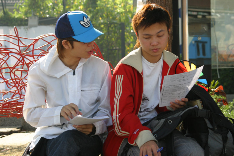 台中20號倉庫藝術特區藝術村2003年至2006年加崙工作室(大開劇團)時期展覽活動2004年倉庫藝術節與台中火車站歸零‧整裝月台裝置藝術揭幕攝影照片1