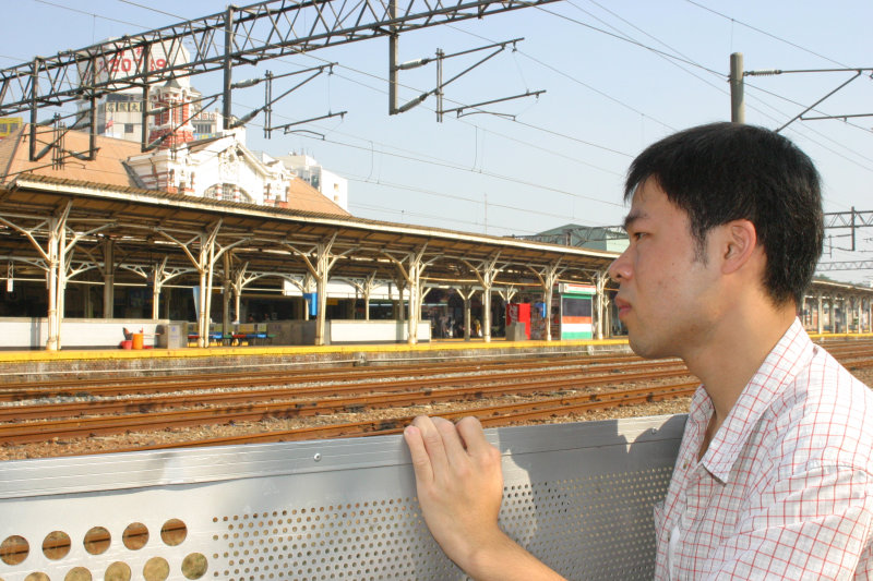 台中20號倉庫藝術特區藝術村2003年至2006年加崙工作室(大開劇團)時期展覽活動2004年倉庫藝術節與台中火車站歸零‧整裝月台裝置藝術揭幕攝影照片7