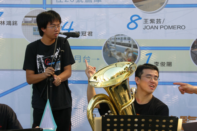 台中20號倉庫藝術特區藝術村2003年至2006年加崙工作室(大開劇團)時期展覽活動2004年倉庫藝術節與台中火車站歸零‧整裝月台裝置藝術揭幕攝影照片16