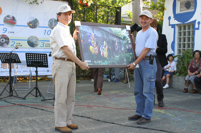 台中20號倉庫藝術特區藝術村2003年至2006年加崙工作室(大開劇團)時期展覽活動2004年倉庫藝術節與台中火車站歸零‧整裝月台裝置藝術揭幕攝影照片80