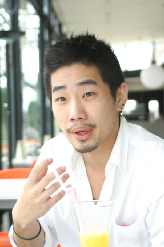 台中20號倉庫藝術特區藝術村2006-2009年橘園經營時期咖啡館藝廊聊天表情系列攝影邀請聊天表情20070311攝影照片37