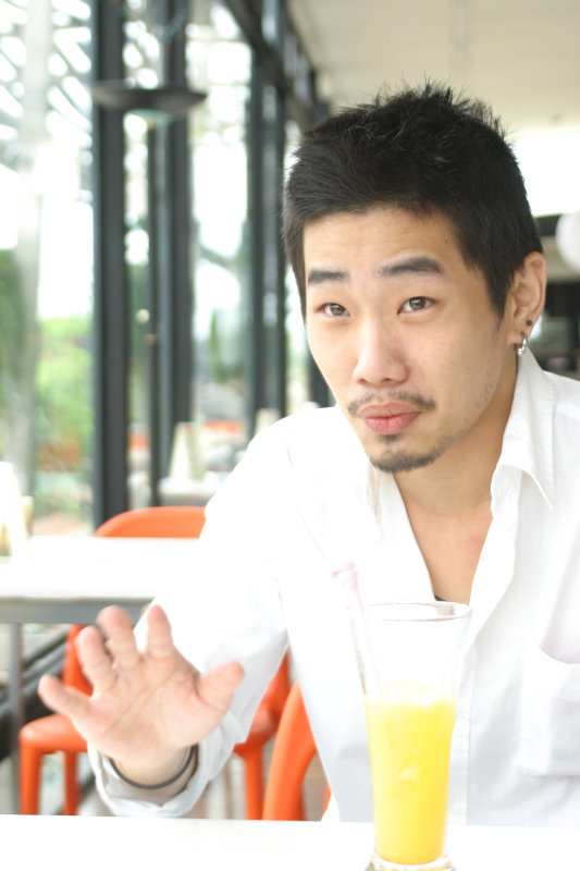 台中20號倉庫藝術特區藝術村2006-2009年橘園經營時期咖啡館藝廊聊天表情系列攝影邀請聊天表情20070311攝影照片39