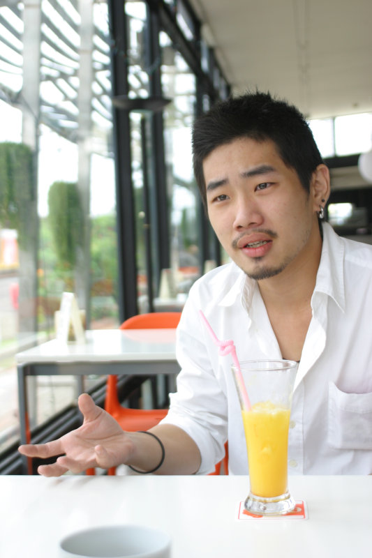 台中20號倉庫藝術特區藝術村2006-2009年橘園經營時期咖啡館藝廊聊天表情系列攝影邀請聊天表情20070311攝影照片41