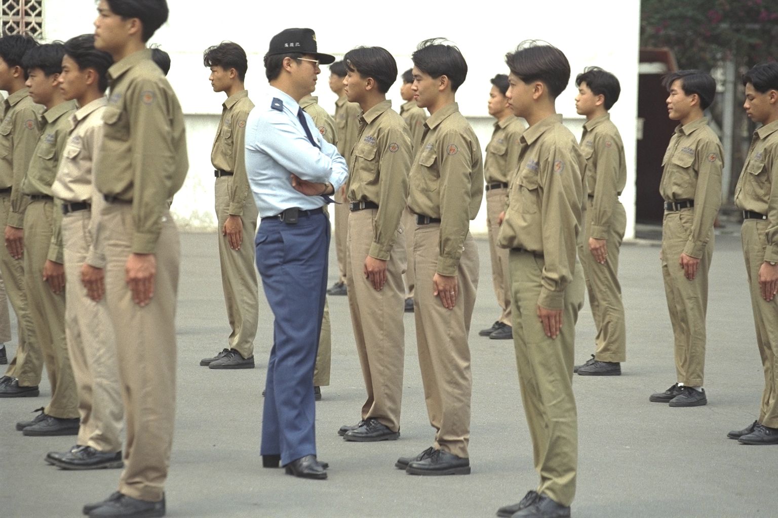 老照片時光機嶺東中學校園軍訓課教官攝影照片1