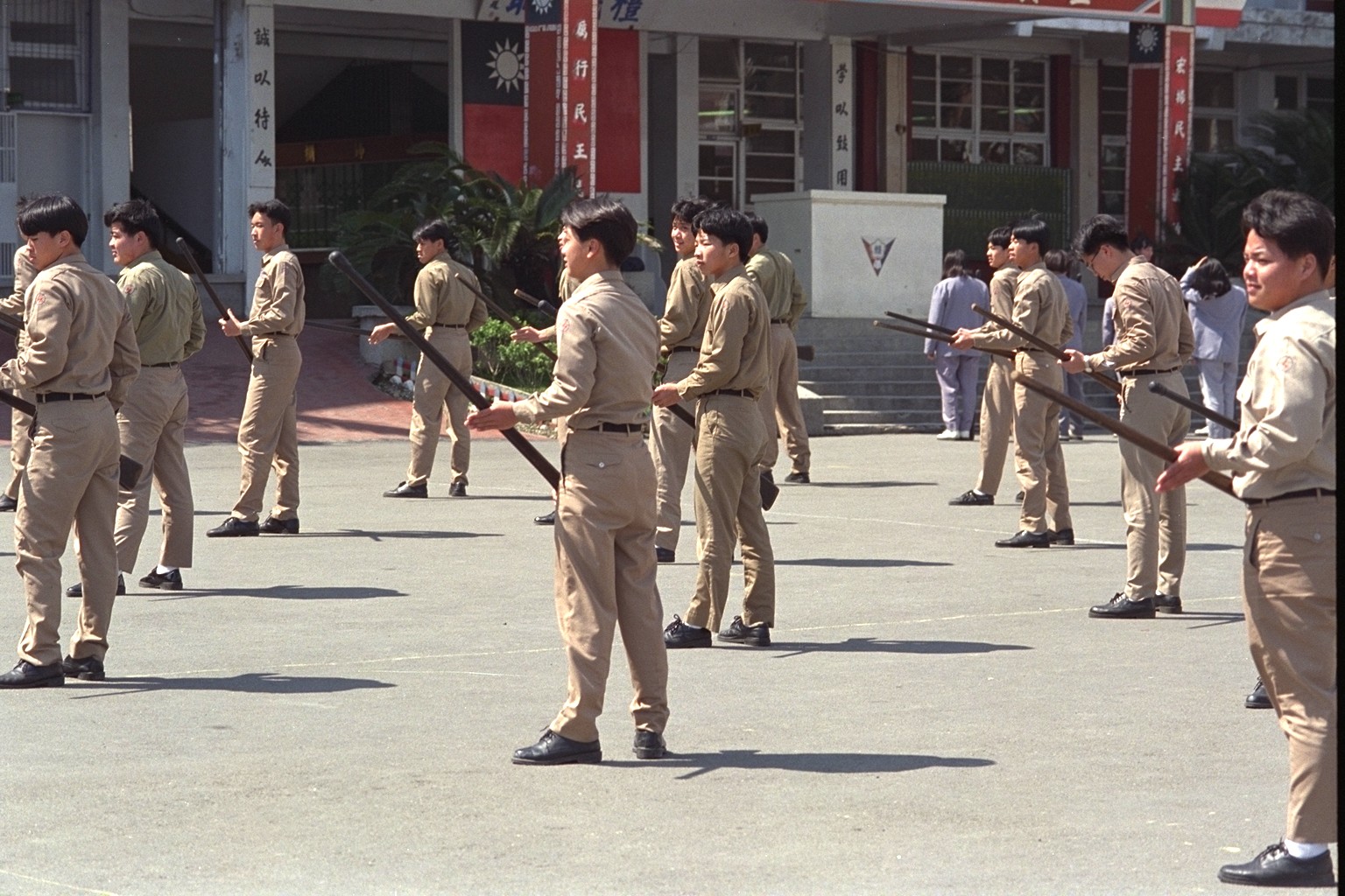 老照片時光機嶺東中學校園軍訓課教官攝影照片13