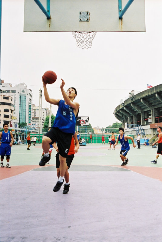 台灣體育運動大學運動攝影夏天的籃球場(台中體育場)激鬥籃球系列4(假日籃球賽)攝影照片2