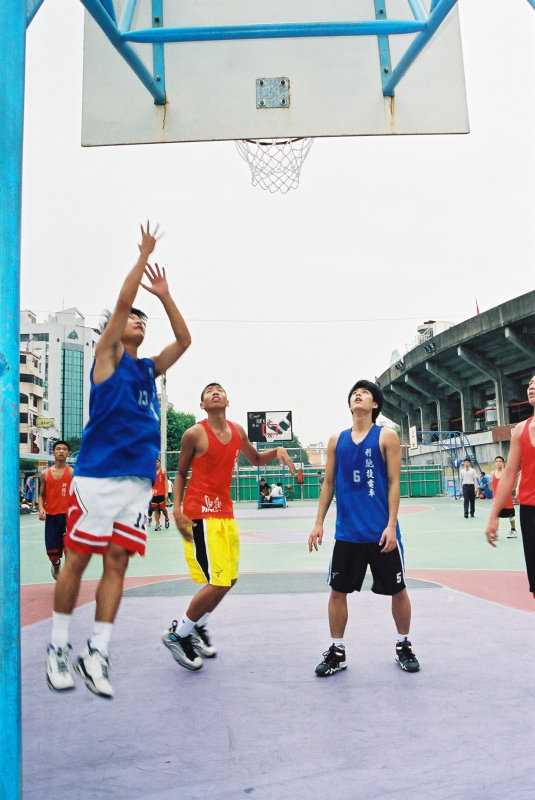 台灣體育運動大學運動攝影夏天的籃球場(台中體育場)激鬥籃球系列4(假日籃球賽)攝影照片4