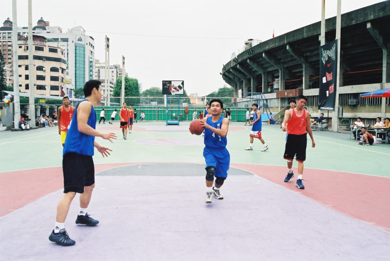 台灣體育運動大學運動攝影夏天的籃球場(台中體育場)激鬥籃球系列4(假日籃球賽)攝影照片5