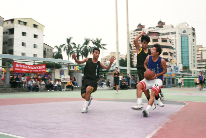 台灣體育運動大學運動攝影夏天的籃球場(台中體育場)激鬥籃球系列5(假日籃球賽)攝影照片5