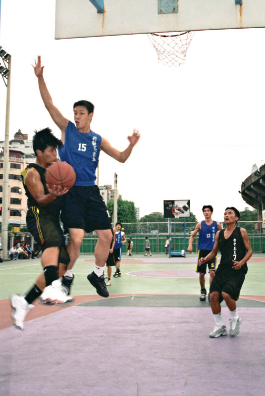 台灣體育運動大學運動攝影夏天的籃球場(台中體育場)激鬥籃球系列5(假日籃球賽)攝影照片24