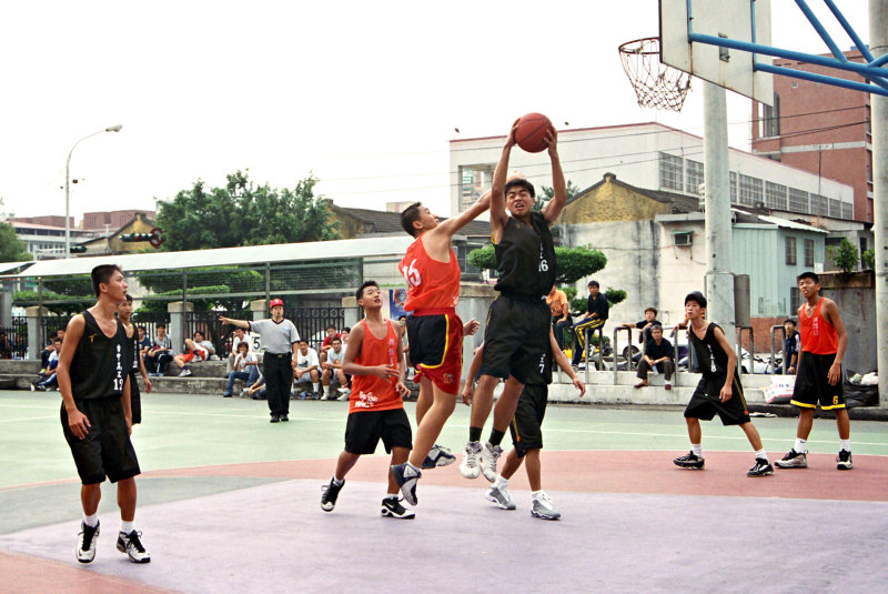 台灣體育運動大學運動攝影夏天的籃球場(台中體育場)激鬥籃球系列6(假日籃球賽)攝影照片3