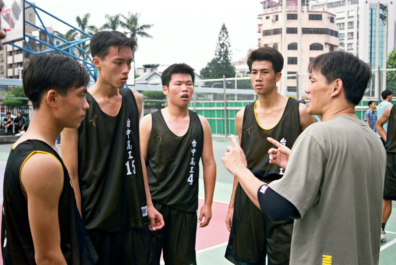 台灣體育運動大學運動攝影夏天的籃球場(台中體育場)激鬥籃球系列6(假日籃球賽)攝影照片5