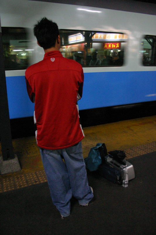 台灣鐵路旅遊攝影台中火車站2006中秋節前夕攝影照片2