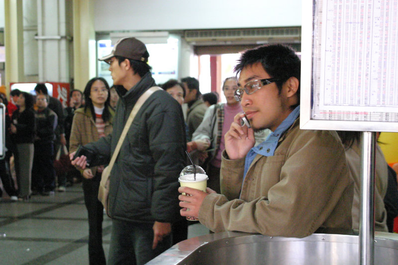台灣鐵路旅遊攝影台中火車站剪票口2005-02-13攝影照片1