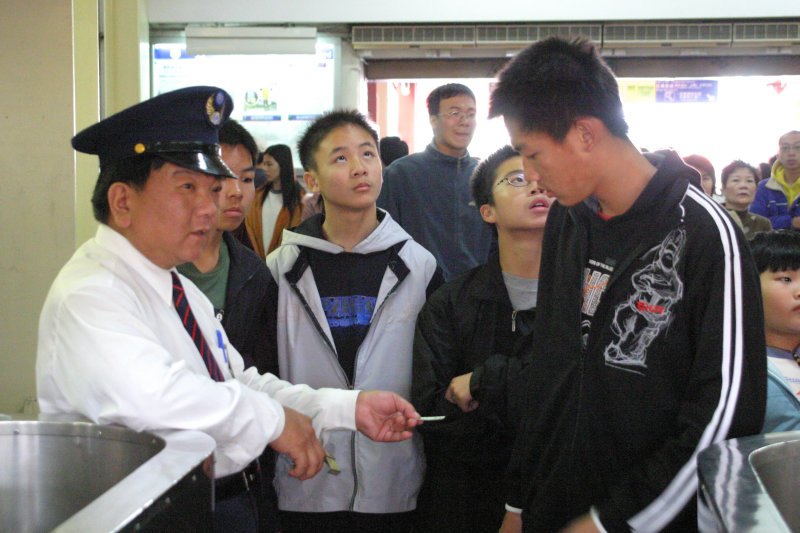 台灣鐵路旅遊攝影台中火車站剪票口2005-02-13攝影照片8
