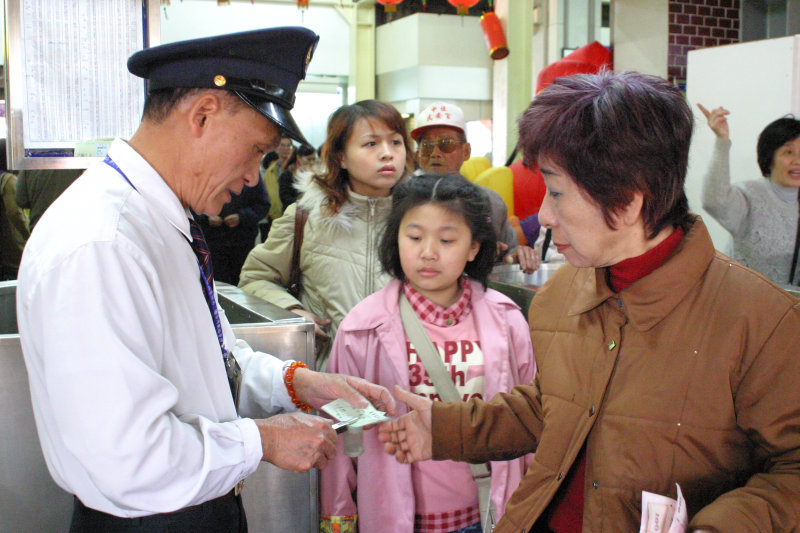 台灣鐵路旅遊攝影台中火車站剪票口2005-02-13攝影照片11