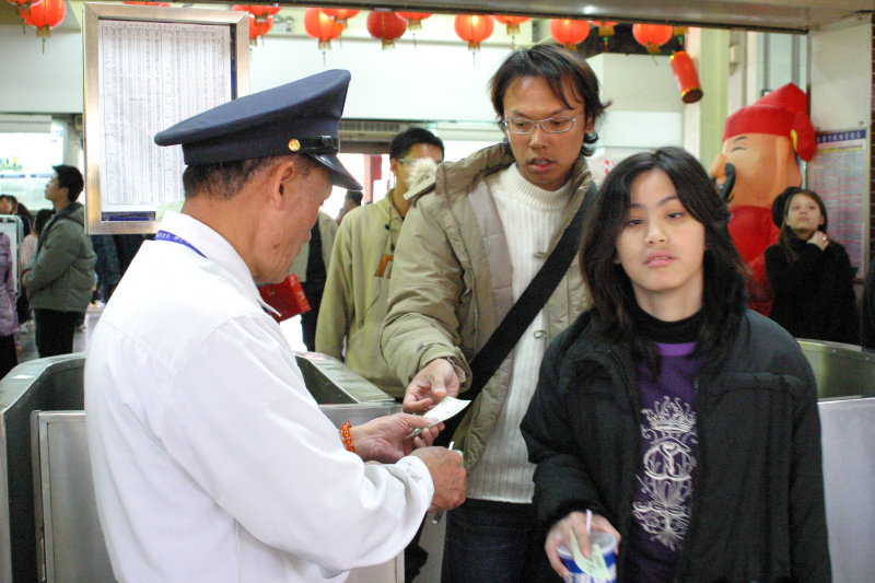台灣鐵路旅遊攝影台中火車站剪票口2005-02-13攝影照片12