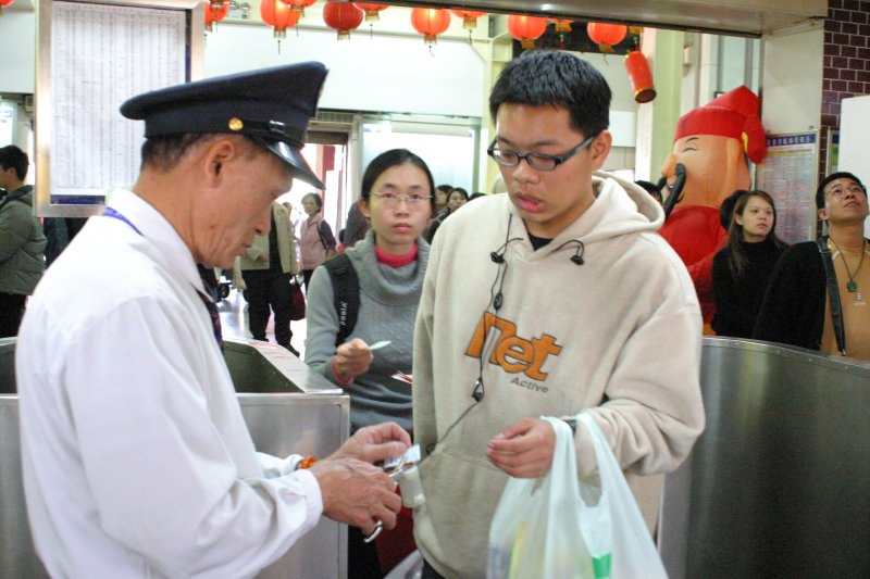 台灣鐵路旅遊攝影台中火車站剪票口2005-02-13攝影照片13