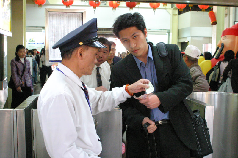 台灣鐵路旅遊攝影台中火車站剪票口2005-02-13攝影照片14