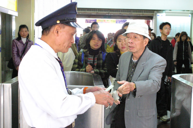 台灣鐵路旅遊攝影台中火車站剪票口2005-02-13攝影照片20