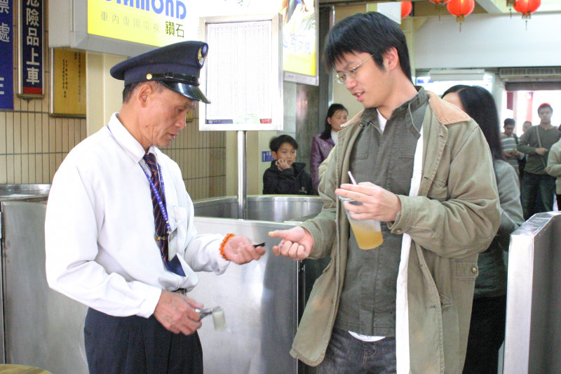 台灣鐵路旅遊攝影台中火車站剪票口2005-02-13攝影照片23