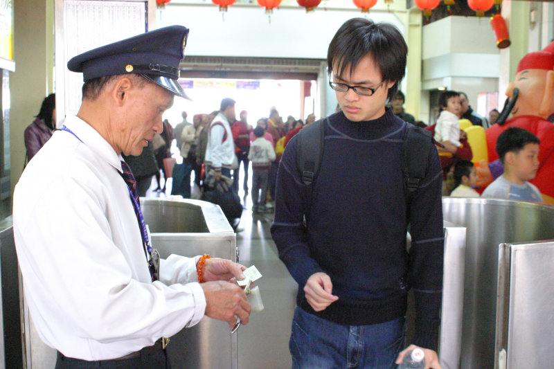 台灣鐵路旅遊攝影台中火車站剪票口2005-02-13攝影照片24