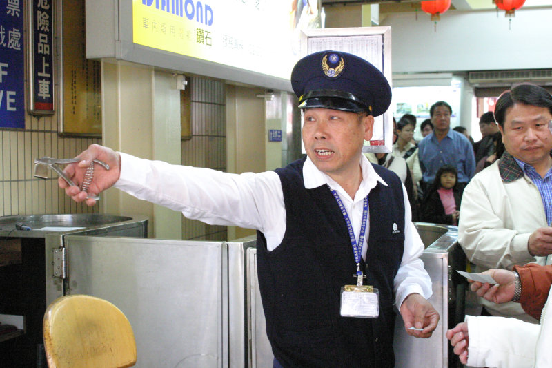 台灣鐵路旅遊攝影台中火車站剪票口2005-02-13攝影照片29