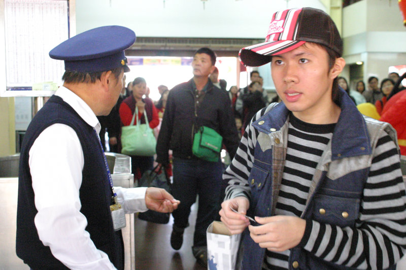 台灣鐵路旅遊攝影台中火車站剪票口2005-02-13攝影照片31